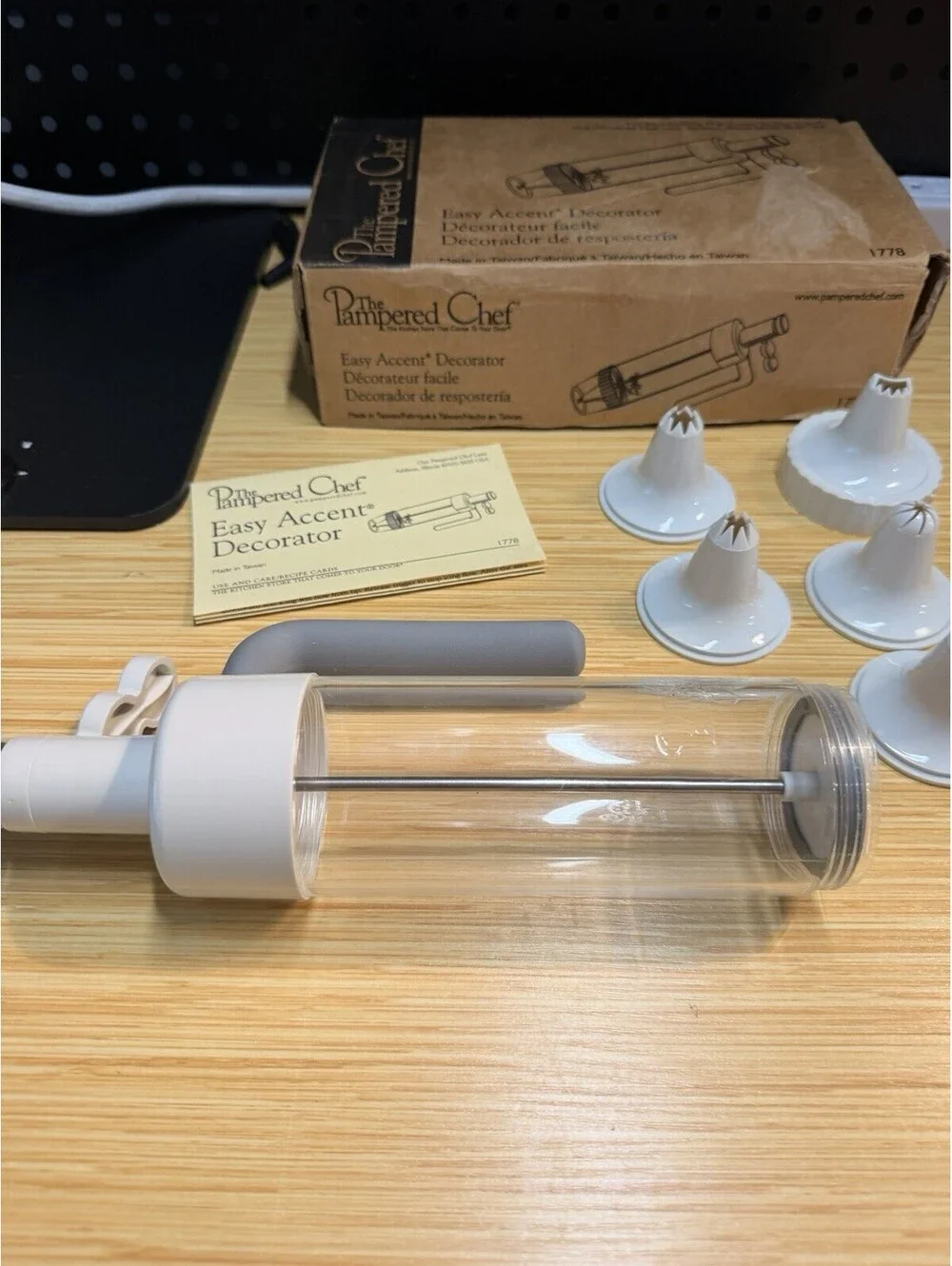 The Pampered Chef Easy Accent Cake Pastry Cookie Icing Decorator # 1778 5 Tips *